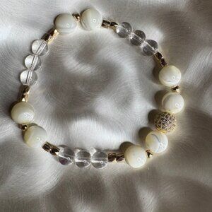 bracelet features a delicate and elegant design